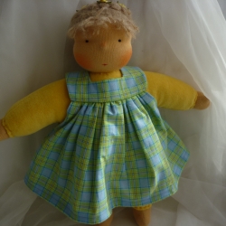 Nickilie. Nickipuppe mit Schürzenkleid