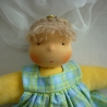 Nickilie. Nickipuppe mit Schürzenkleid