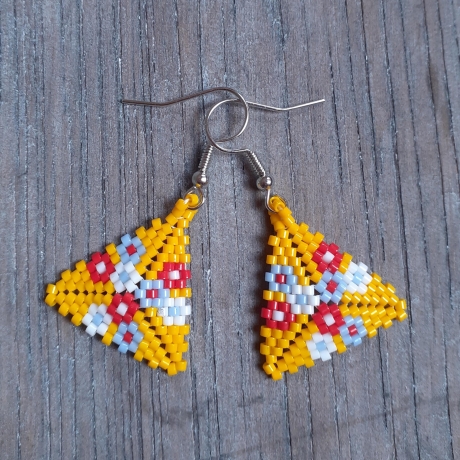 Ohrringe aus Miyuki Delicas,Dreieck, gelb mit Blümchen