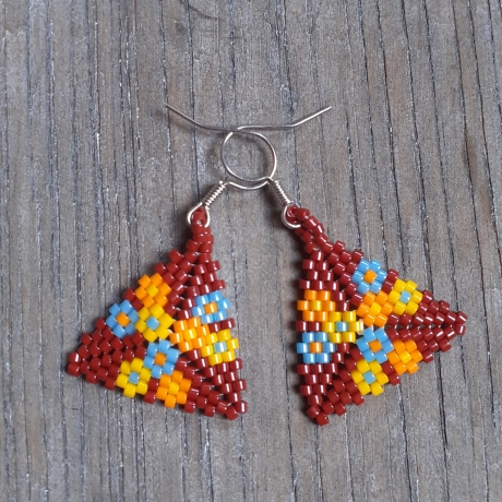 Ohrringe aus Miyuki Delicas,Dreieck, rotbraun mit Blümchen