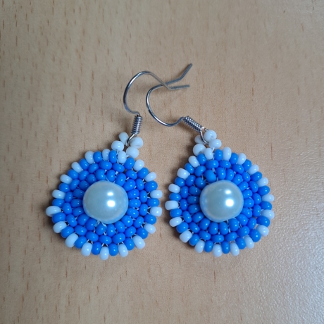 Ohrringe aus Perlen, blau/weiß