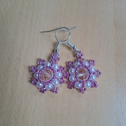 Ohrringe aus Perlen, flieder/weiß Handarbeit