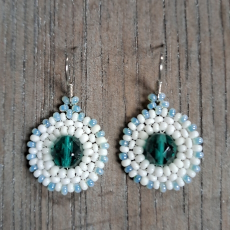 Ohrringe aus Perlen, weiß/grün