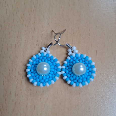 Ohrringe aus Perlen, türkis/weiß