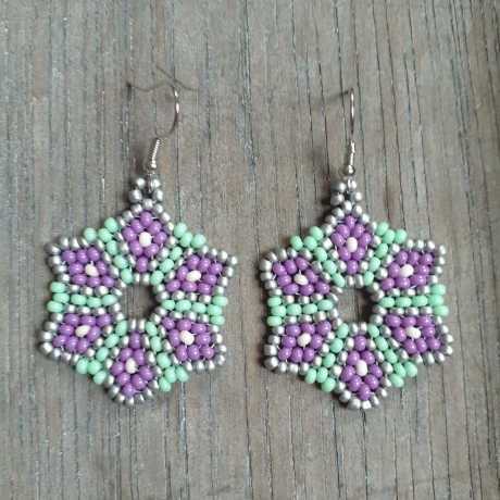 Ohrringe aus Perlen, lila/grün/silber