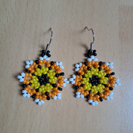 Ohrringe aus Perlen, weiß/gelb/orange/schwarz