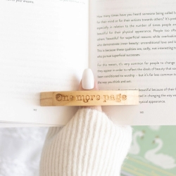 Holz Lesezeichen One more page graviert | Geschenk