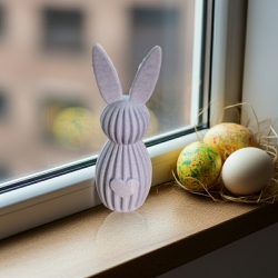 Osterhase mit gestreiftem Körper und flachen Ohren ca. 14 cm