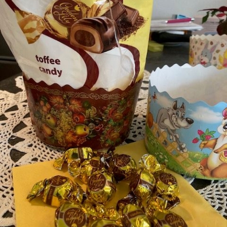 2 Backformen Osterkuchen Kulitsch + 500 g Toffees Golden Lily