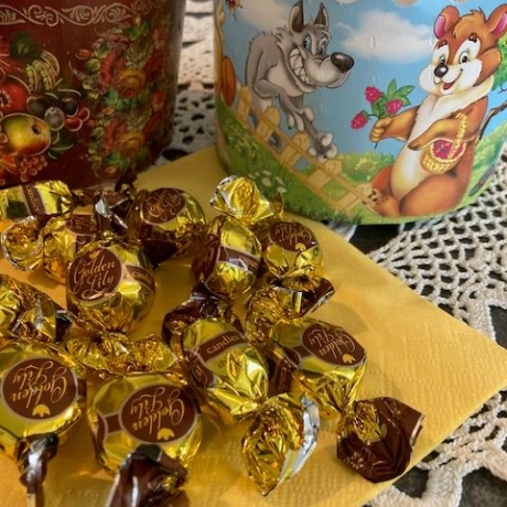 2 Backformen Osterkuchen Kulitsch + 500 g Toffees Golden Lily