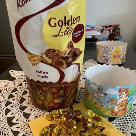 2 Backformen Osterkuchen Kulitsch + 500 g Toffees Golden Lily