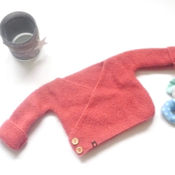 Wickeljacke Baby in Koralle und der Größe 62/68 Wickeljacke Baby in Koralle und der Größe 62/68