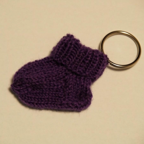 violetter Schlüsselanhänger Minisocke