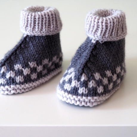 grau gemusterte Babyschuhe aus Babygarn gestrickt 3-6 Monate