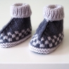 grau gemusterte Babyschuhe aus Babygarn gestrickt 3-6 Monate