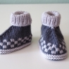 grau gemusterte Babyschuhe aus Babygarn gestrickt 3-6 Monate