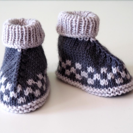 grau gemusterte Babyschuhe aus Babygarn gestrickt 3-6 Monate