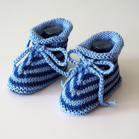 handgestrickte Baumwoll Babyschuhe 4-9 Monate blau gestreift