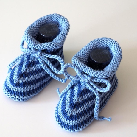 handgestrickte Baumwoll Babyschuhe 4-9 Monate blau gestreift