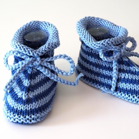 handgestrickte Baumwoll Babyschuhe 4-9 Monate blau gestreift