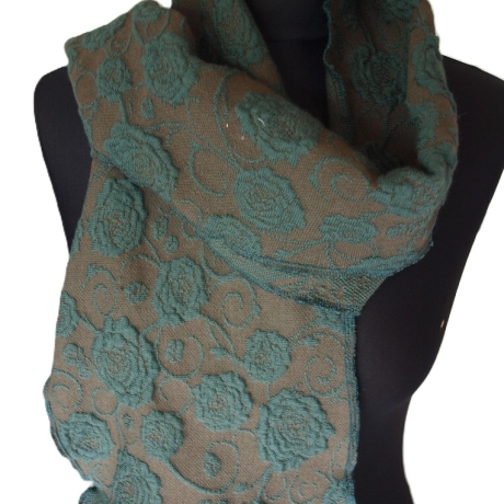 Schal Strickstoff oliv khaki Blumen hervorgehoben 140x22cm edel