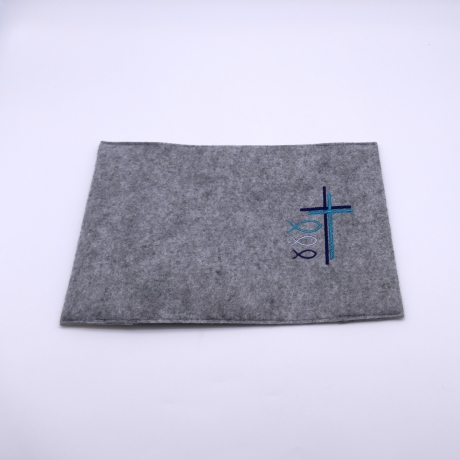 Gotteslobhülle mit blauem Kreuz und Fischen