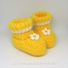 Babyschuhe, Babystiefel, gestrickt, gelb, weiße Blumen, 8 cm