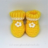 Babyschuhe, Babystiefel, gestrickt, gelb, weiße Blumen, 8 cm