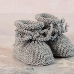 graue Babyschuhe, 0-3 Monate, mit Rollrand und Kordel, gestrickt graue Babyschuhe, 0-3 Monate, mit Rollrand und Kordel, gestrickt