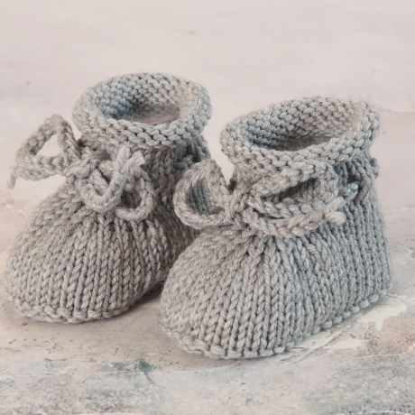 graue Babyschuhe, 0-3 Monate, mit Rollrand und Kordel, gestrickt