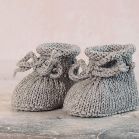 graue Babyschuhe, 0-3 Monate, mit Rollrand und Kordel, gestrickt