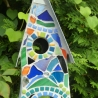 Buntes Mosaik Vogelhaus mit Stab