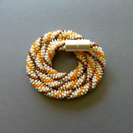Perlenschmuck, Häkelkette, weiß orange braun, 47 cm, Halskette