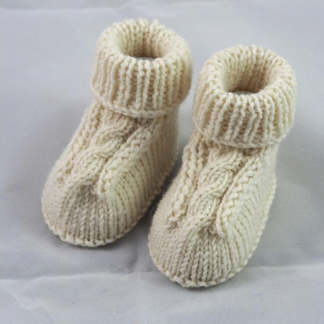 wollweiße Babyschuhe aus Wolle gestrickt 3-6 Monate