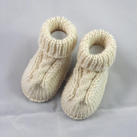 wollweiße Babyschuhe aus Wolle gestrickt 3-6 Monate