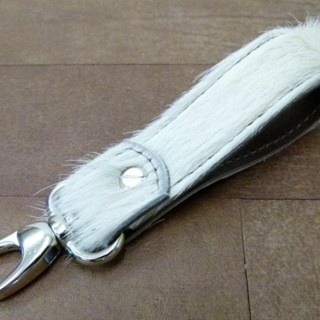 Schlüsselanhänger UNIKAT in Fell/Leder - Karabiner klein