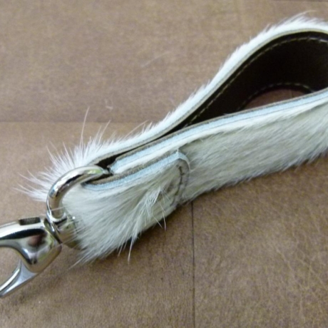 Schlüsselanhänger UNIKAT in Fell/Leder - Karabiner klein