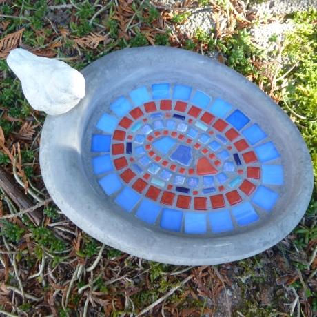 Vogeltränke Beton mit Mosaik blau rot