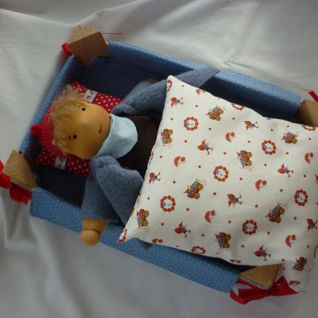 Puppenbett aus kleiner Obstkiste