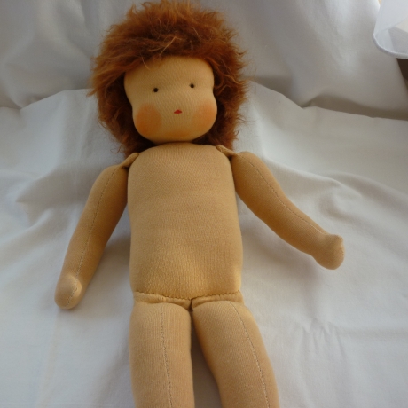 Stoffpuppe n. Art d. Waldorfpuppe, unbespielte Vitrinenpuppe