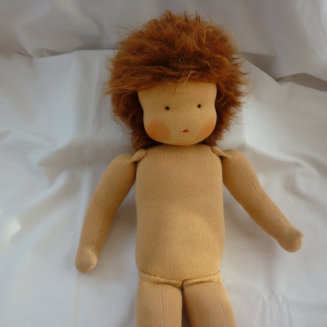 Stoffpuppe n. Art d. Waldorfpuppe, unbespielte Vitrinenpuppe