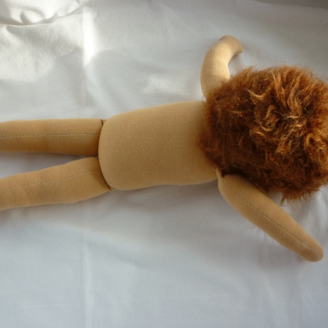 Stoffpuppe n. Art d. Waldorfpuppe, unbespielte Vitrinenpuppe
