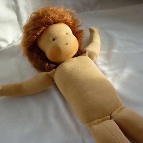 Stoffpuppe n. Art d. Waldorfpuppe, unbespielte Vitrinenpuppe