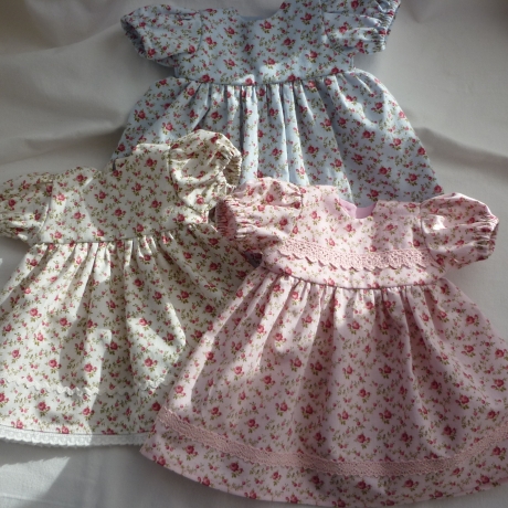 Röschenkleid, Grundfarbe rosé. Für Puppengröße 37 - 40 cm