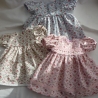 Röschenkleid, Grundfarbe rosé. Für Puppengröße 37 - 40 cm