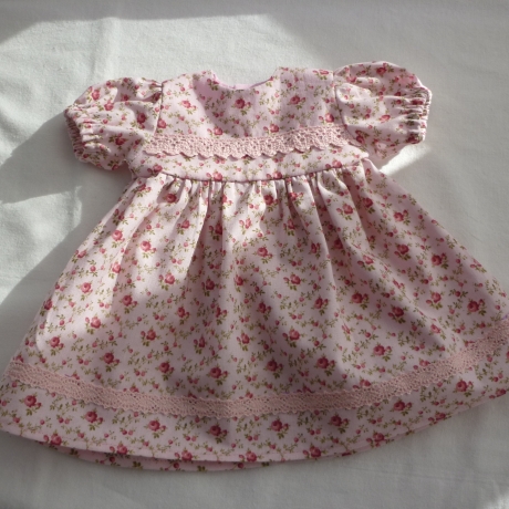 Röschenkleid, Grundfarbe rosé. Für Puppengröße 37 - 40 cm