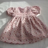 Röschenkleid, Grundfarbe rosé. Für Puppengröße 37 - 40 cm