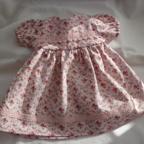 Röschenkleid, Grundfarbe rosé. Für Puppengröße 37 - 40 cm