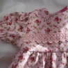 Röschenkleid, Grundfarbe rosé. Für Puppengröße 37 - 40 cm