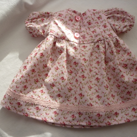 Röschenkleid, Grundfarbe rosé. Für Puppengröße 37 - 40 cm